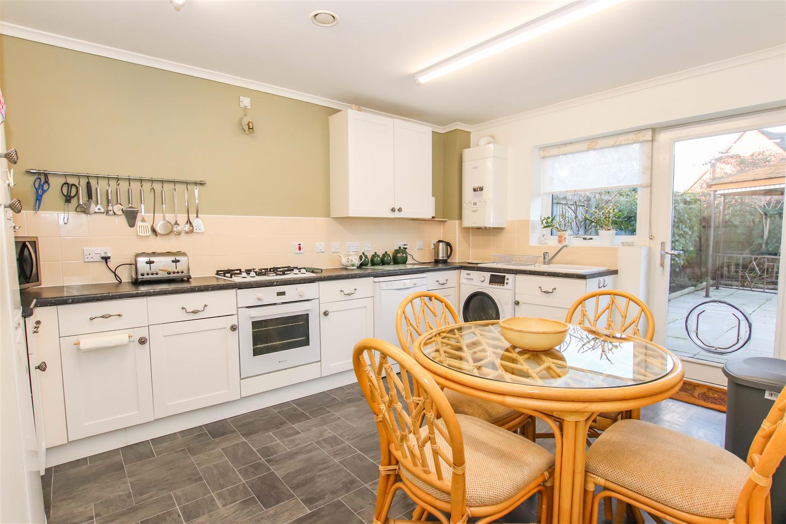 FITTED KITCHEN / DINER